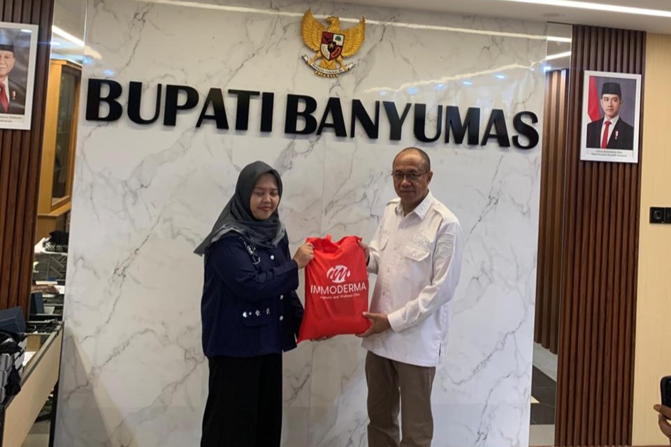 Immoderma menyalurkan 200 paket sembako dengan menggandeng Pemkab Banyumas (foto: Immoderma)