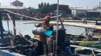 Dul Muntolib mengisi stok solar ke jerigen di perahunya. (matasemarang.com/Lia Dina)