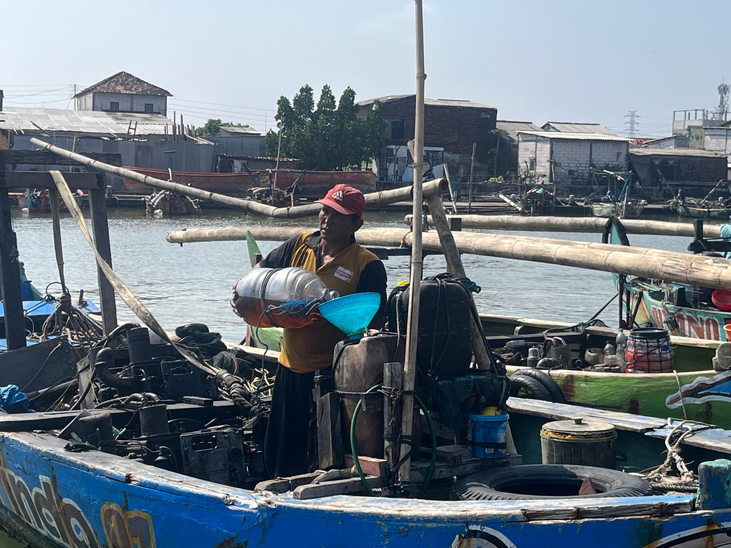 Dul Muntolib mengisi stok solar ke jerigen di perahunya. (matasemarang.com/Lia Dina)