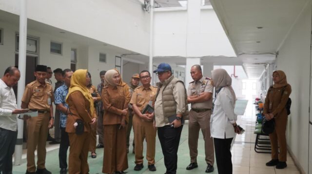 Wamen PKP Fahri Hamzah meninjau kondisi perumahan di Kendal, Senin 18 Mei 2026 (foto: Pemkab Kendal)