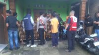 Petugas Polsek Sidomukti bersama tenaga medis mendatangi lokasi penemuan pria meninggal dunia di kos Salatiga (foto: Polres Salatiga)
