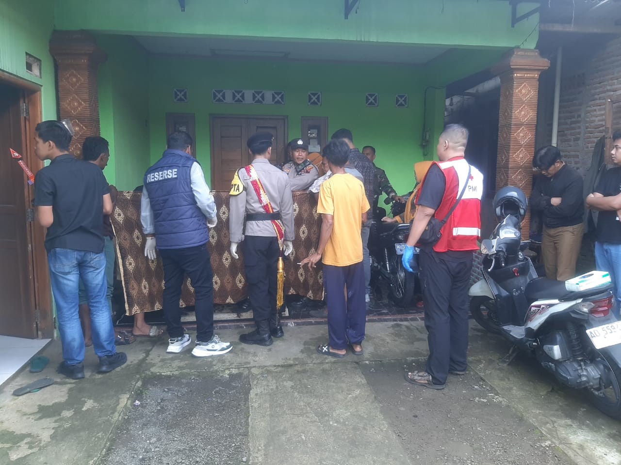 Petugas Polsek Sidomukti bersama tenaga medis mendatangi lokasi penemuan pria meninggal dunia di kos Salatiga (foto: Polres Salatiga) Petugas Polsek Sidomukti bersama tenaga medis mendatangi lokasi penemuan pria meninggal dunia di kos Salatiga (foto: Polres Salatiga)
