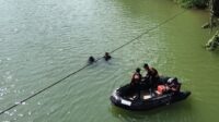 Tim SAR gabungan melakukan pencarian korban tenggelam di Sungai Sengkarang, Pekalongan (foto: Basarnas Semarang)