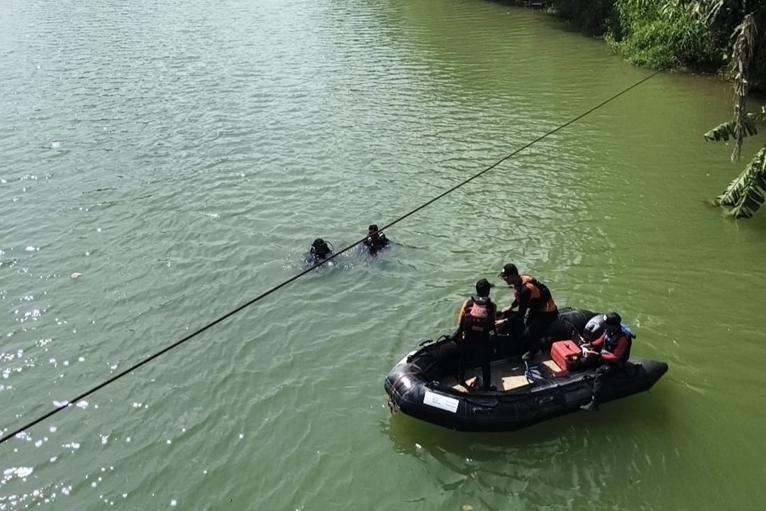 Tim SAR gabungan melakukan pencarian korban tenggelam di Sungai Sengkarang, Pekalongan (foto: Basarnas Semarang) Tim SAR gabungan melakukan pencarian korban tenggelam di Sungai Sengkarang, Pekalongan (foto: Basarnas Semarang)