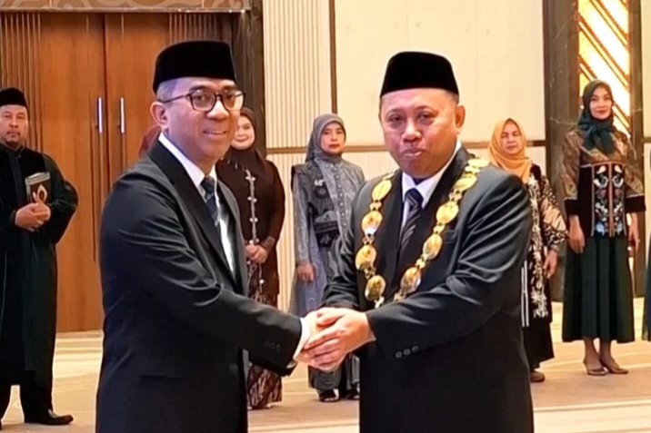 Prof. Dr. Ir. Akhmad Sodiq, M.Sc., Agr dilantik jadi rektor Unsoed (foto: Humas Unsoed) Prof. Dr. Ir. Akhmad Sodiq, M.Sc., Agr dilantik jadi rektor Unsoed (foto: Humas Unsoed)