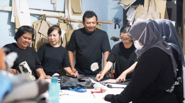 Founder Mamnich, Fransiska, bersama tim produksi UMKM binaan Bank Jateng di Solo (foto: Bank Jateng)