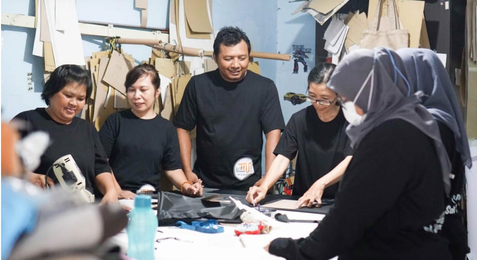 Founder Mamnich, Fransiska, bersama tim produksi UMKM binaan Bank Jateng di Solo (foto: Bank Jateng)