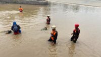 Tim SAR melakukan pencarian korban hanyut di Banjir Kanal Barat Semarang (foto: Basarnas Semarang) Tim SAR melakukan pencarian korban hanyut di Banjir Kanal Barat Semarang (foto: Basarnas Semarang)