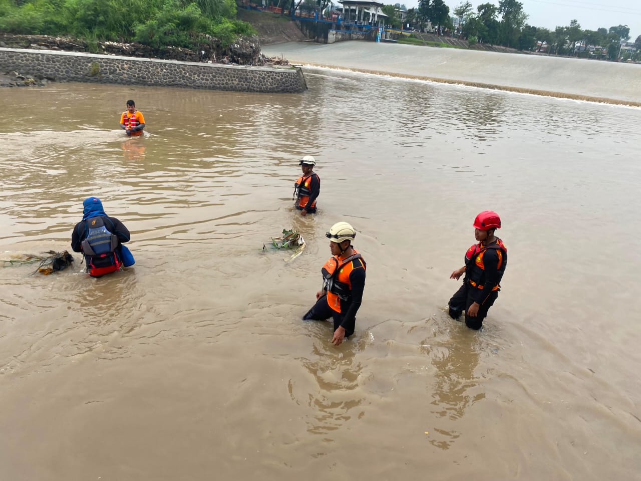 Tim SAR melakukan pencarian korban hanyut di Banjir Kanal Barat Semarang (foto: Basarnas Semarang) Tim SAR melakukan pencarian korban hanyut di Banjir Kanal Barat Semarang (foto: Basarnas Semarang)
