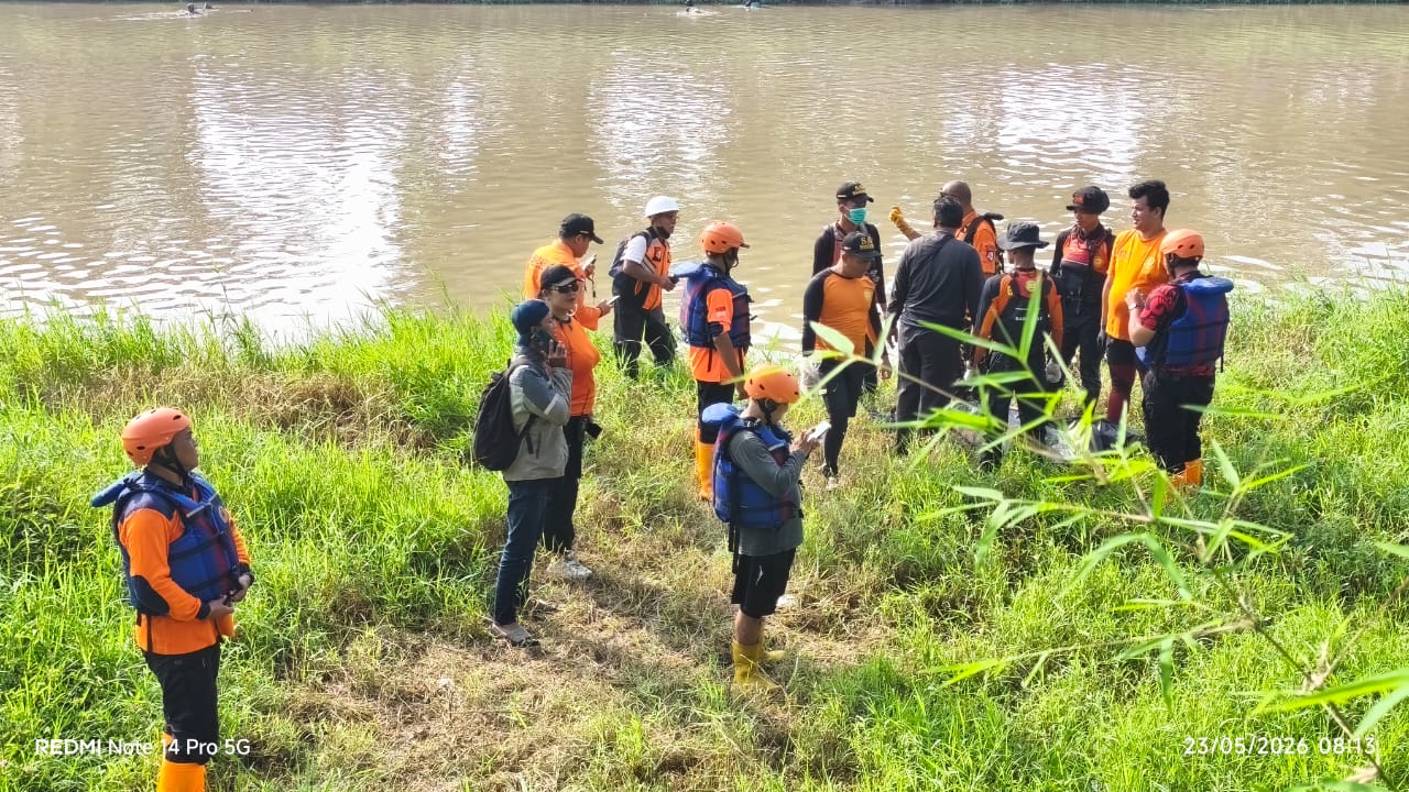 Evakuasi korban hanyut di Banjir Kanal Barat Semarang, 23 Mei 2026 (foto: Basarnas Semarang) Evakuasi korban hanyut di Banjir Kanal Barat Semarang, 23 Mei 2026 (foto: Basarnas Semarang)