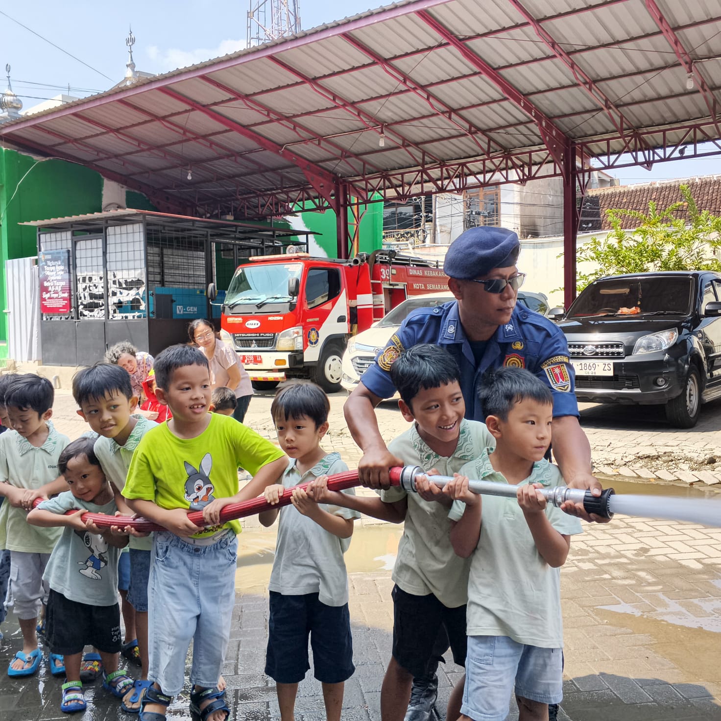 Edukasi tentang pemadam kebakaran (foto: Dinas Damkar Kota Semarang)