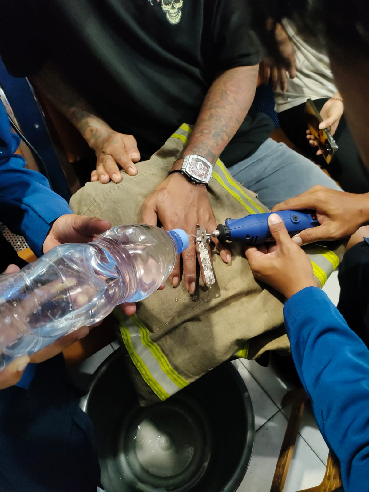 Masyarakat meminta bantuan untuk melepas cincin (foto: Dinas Damkar Kota Semarang)