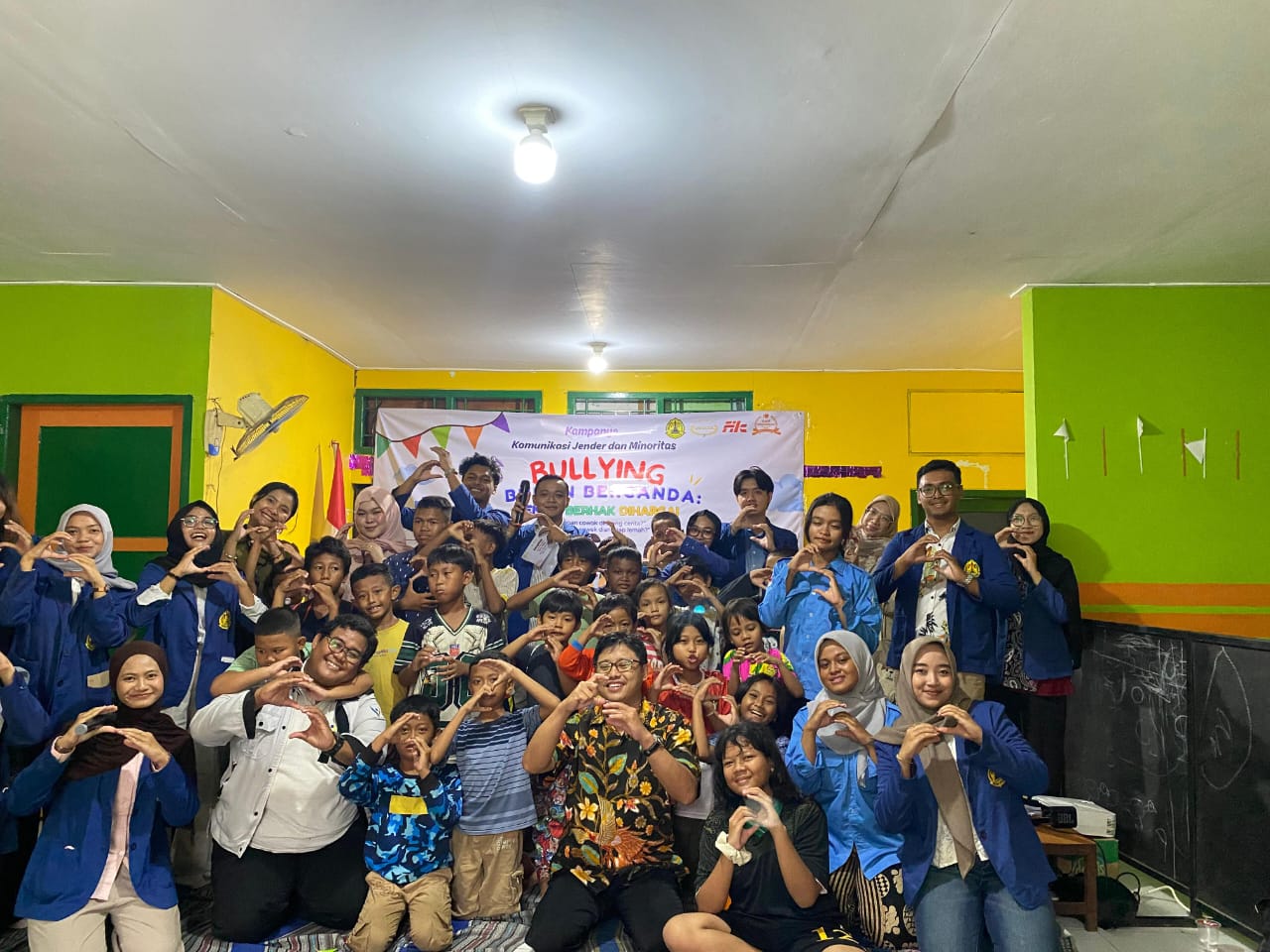 Komunitas SULBI bersama mahasiswa USM menyampaikan pesan ‘Bullying Bukan Bercanda (foto: SULBI)