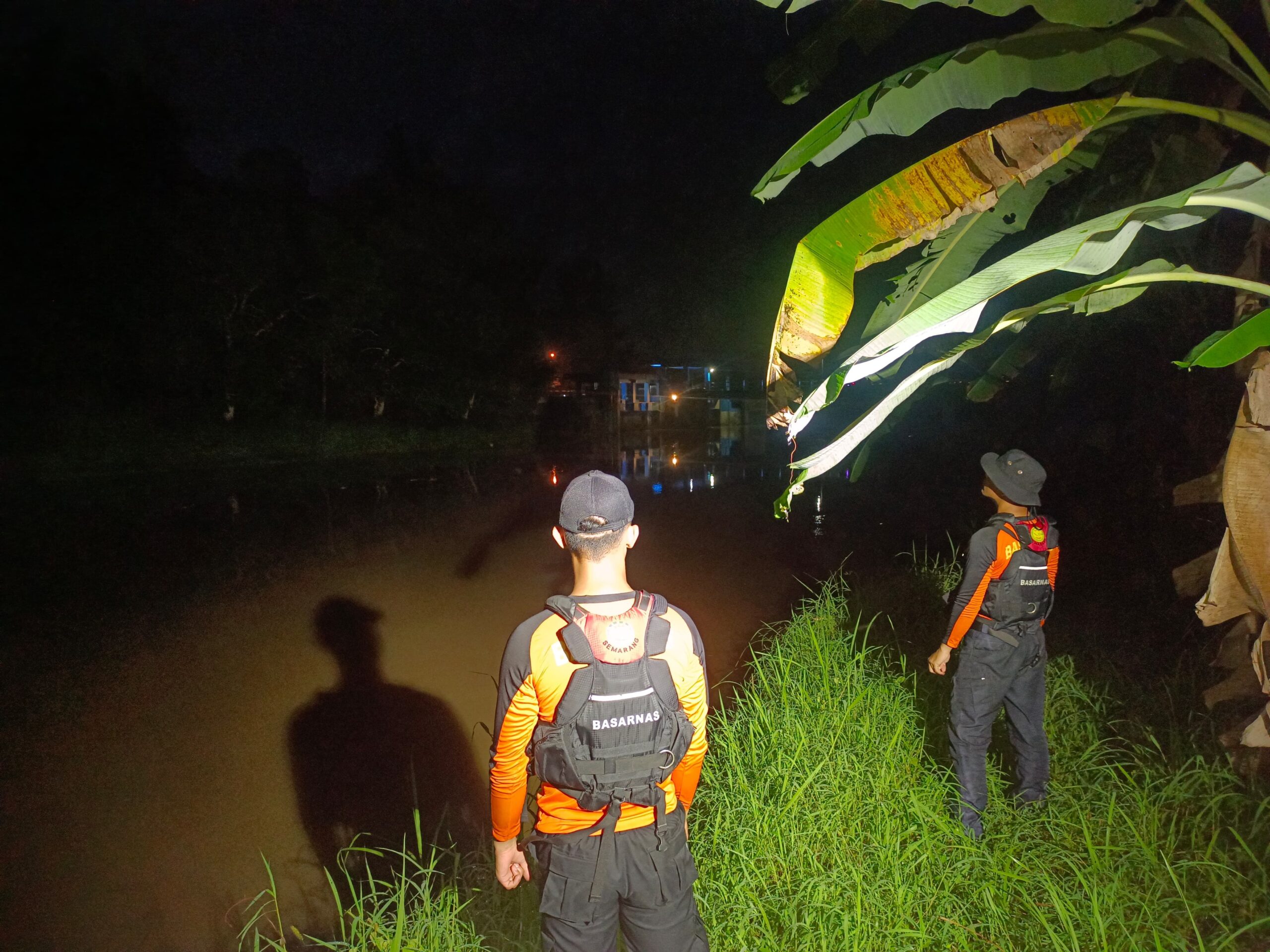 Tim SAR gabungan melakukan pencarian dua remaja atlet dayung di Sungai Laes, Pemalang (foto: Basarnas Semarang)
