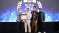 Direktur Utama Bank Jateng Bambang Widyatmoko menerima penghargaan The Best Banking Sharia Business Unit 2026 (foto: Bank Jateng) Direktur Utama Bank Jateng Bambang Widyatmoko menerima penghargaan The Best Banking Sharia Business Unit 2026 (foto: Bank Jateng)