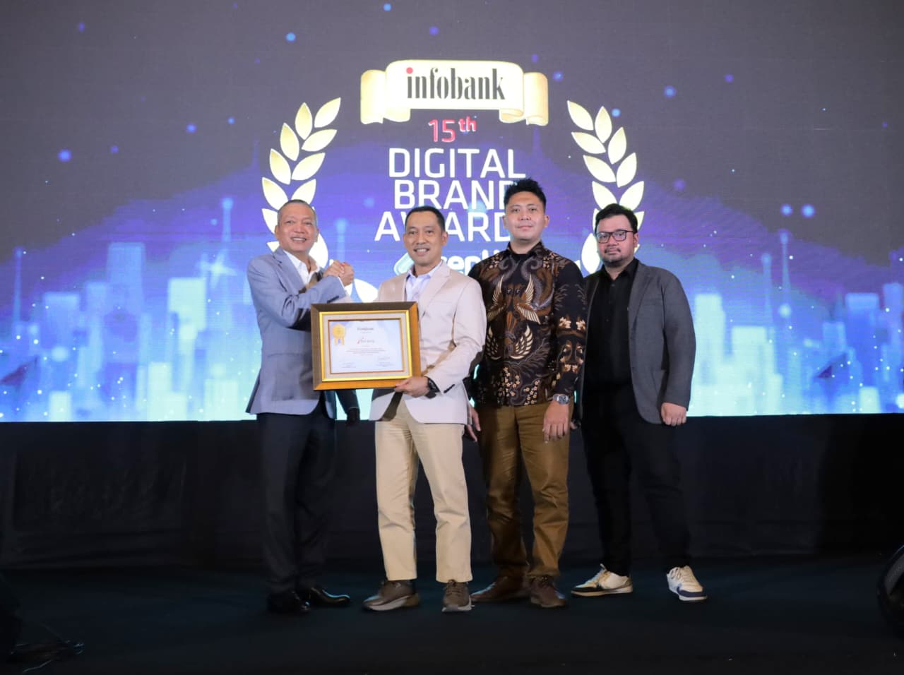 Direktur Utama Bank Jateng Bambang Widyatmoko menerima penghargaan The Best Banking Sharia Business Unit 2026 (foto: Bank Jateng)
