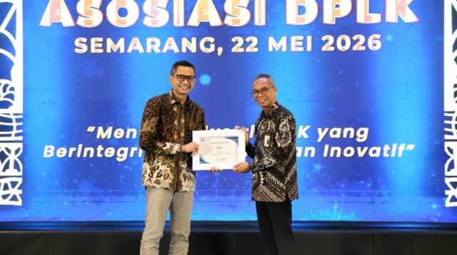 Direktur Kepatuhan dan Manajemen Risiko Bank Jateng Erik Abibon menerima penghargaan dalam rangkaian Rapat Kerja Nasional Asosiasi Dana Pensiun Lembaga Keuangan (ADPLK) di Semarang, Jumat 22 Mei 2026 (foto: Bank Jateng)