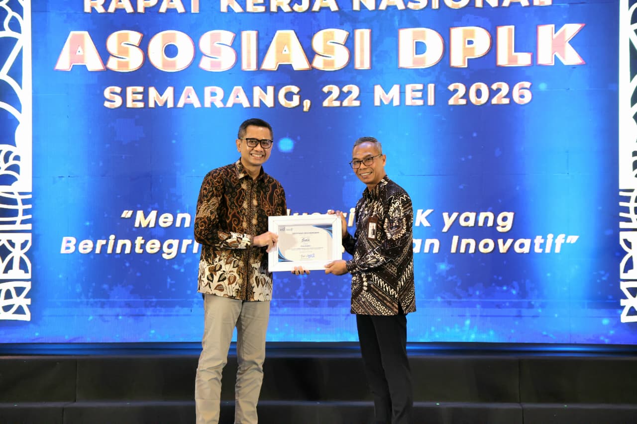 Direktur Kepatuhan dan Manajemen Risiko Bank Jateng Erik Abibon menerima penghargaan dalam rangkaian Rapat Kerja Nasional Asosiasi Dana Pensiun Lembaga Keuangan (ADPLK) di Semarang, Jumat 22 Mei 2026 (foto: Bank Jateng)
