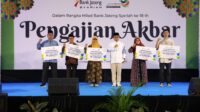 Direktur Bisnis Kelembagaan dan Unit Usaha Syariah Bank Jateng, Mas Waris (tengah), menyerahkan bantuan sosial kepada sejumlah panti asuhan dalam rangka Pengajian Akbar Milad ke-18 Bank Jateng Syariah di Gedung MP Prof Amin Abdullah UIN Sunan Kalijaga, Yogyakarta, Minggu 24 Mei 2026