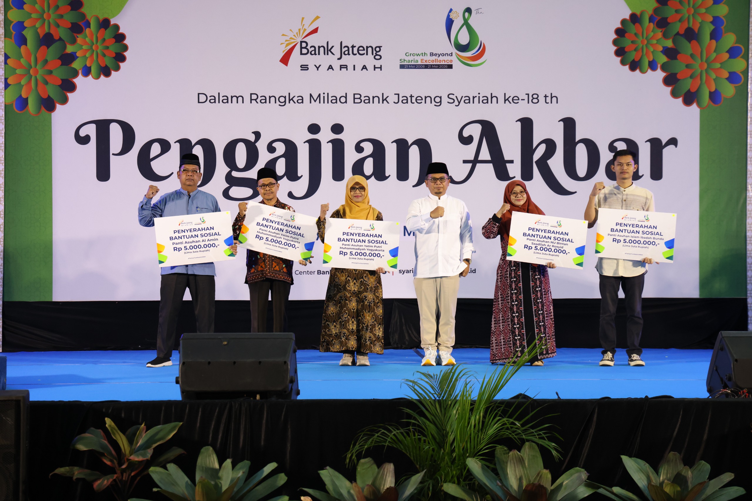 Direktur Bisnis Kelembagaan dan Unit Usaha Syariah Bank Jateng, Mas Waris (tengah), menyerahkan bantuan sosial kepada sejumlah panti asuhan dalam rangka Pengajian Akbar Milad ke-18 Bank Jateng Syariah di Gedung MP Prof Amin Abdullah UIN Sunan Kalijaga, Yogyakarta, Minggu 24 Mei 2026