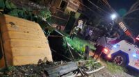 Truk tangki rem blong menabrak mobil dan motor di Jalan Raya Bawen–Ungaran