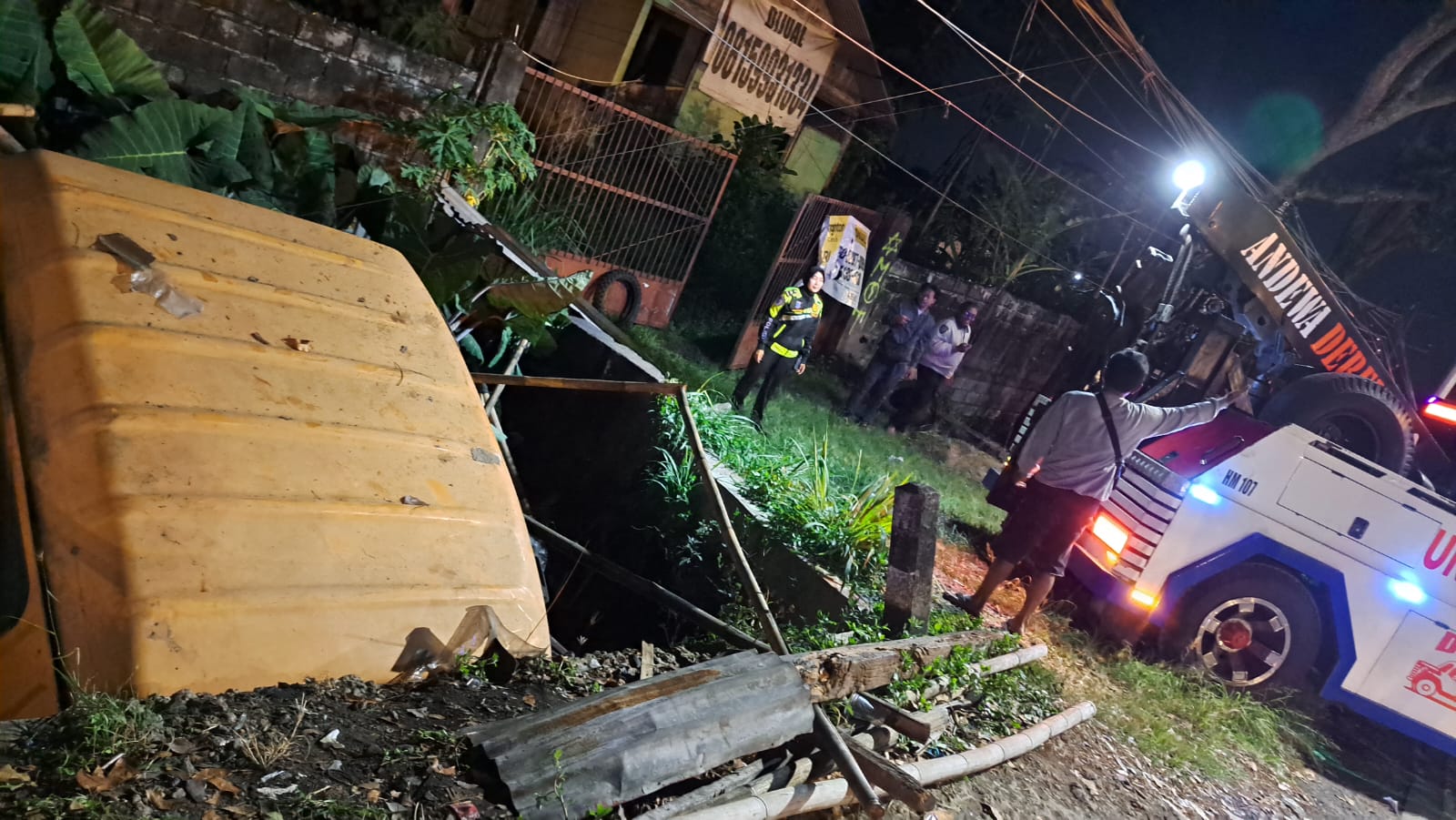 Truk tangki rem blong menabrak mobil dan motor di Jalan Raya Bawen–Ungaran