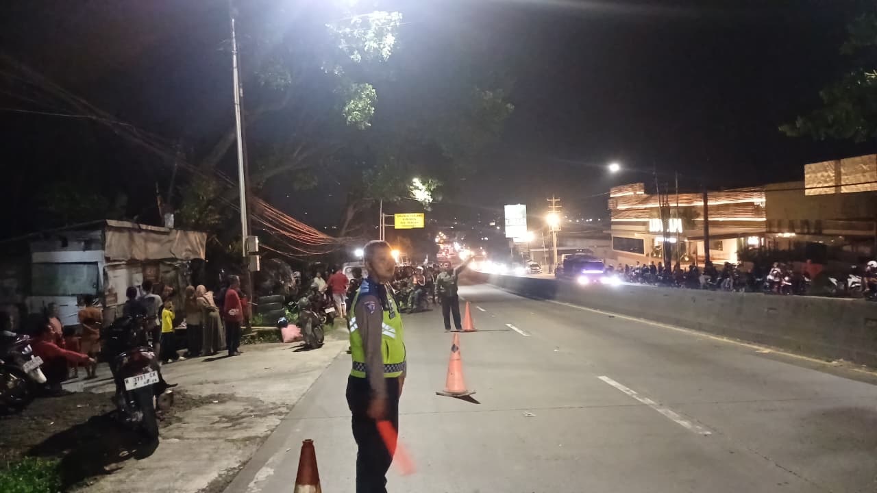 Truk tangki rem blong menabrak mobil dan motor di Jalan Raya Bawen–Ungaran