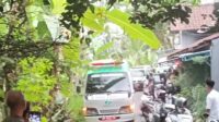 Ambulans membawa jenazah satu keluarga korban glamping Posong tiba di rumah duka Banyubiru (dok matasemarang.com)