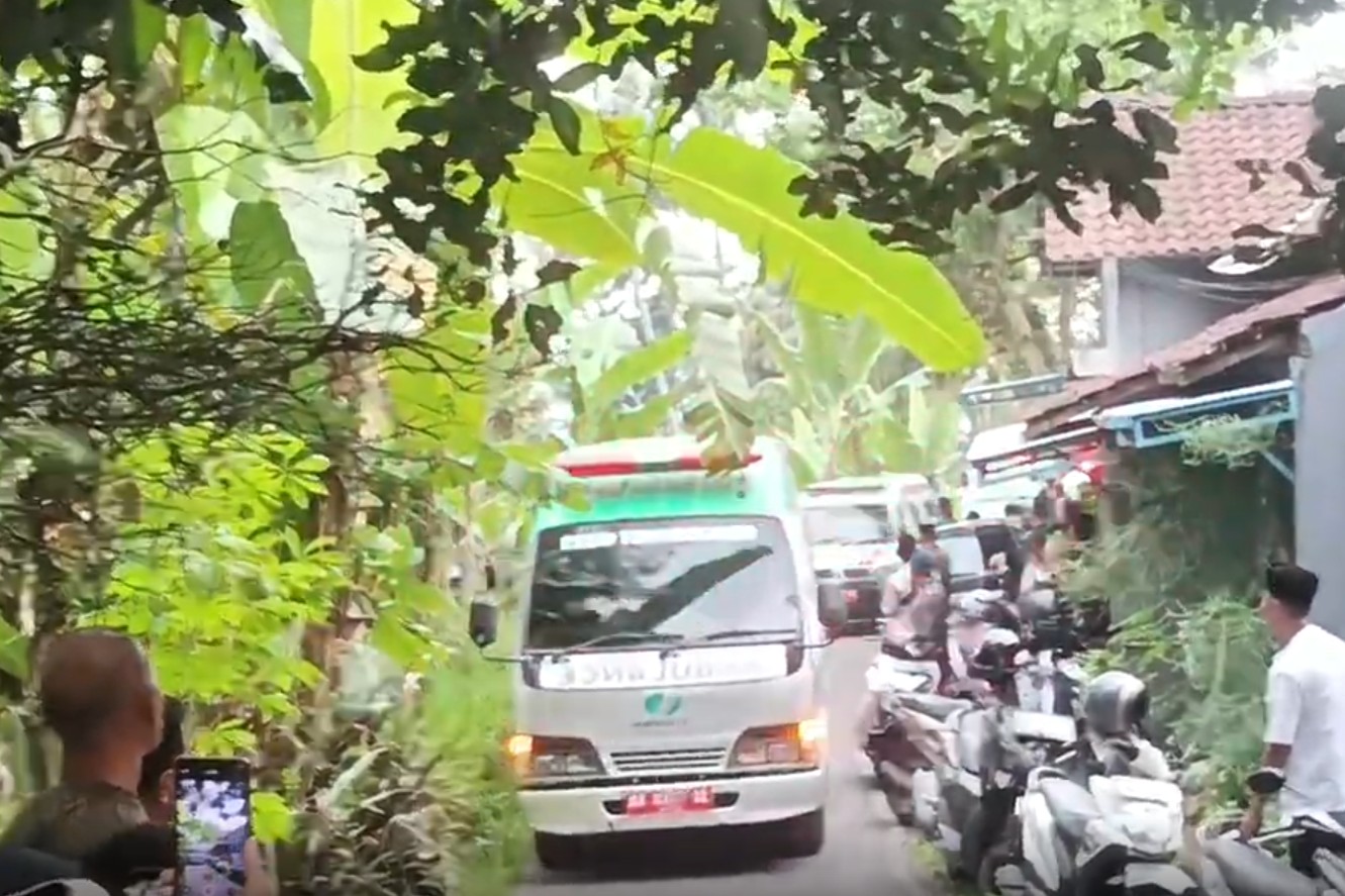 Ambulans membawa jenazah satu keluarga korban glamping Posong tiba di rumah duka Banyubiru (dok matasemarang.com) Ambulans membawa jenazah satu keluarga korban glamping Posong tiba di rumah duka Banyubiru (dok matasemarang.com)