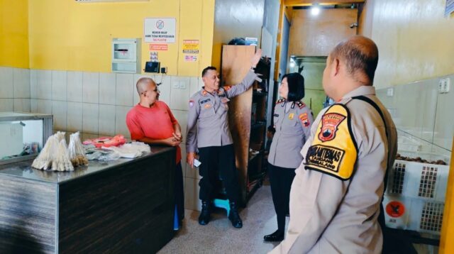 Kapolsek Tembalang sambang UMKM Bakso Citra Rasa Rogojembangan, Senin 11 Mei 2026 (foto: Polsek Tembalang)