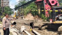 Kapolsek Banyumanik Kompol Hengky Prasetyo memantau proyek Gombel Lama 6 Mei 2026 (foto: Polsek Banyumanik)