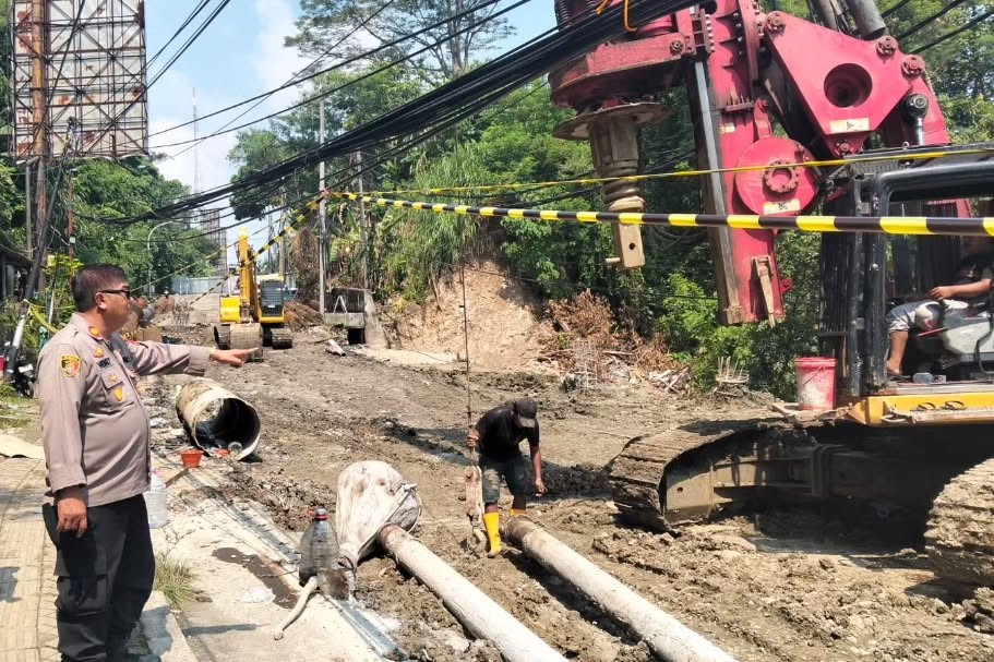 Kapolsek Banyumanik Kompol Hengky Prasetyo memantau proyek Gombel Lama 6 Mei 2026 (foto: Polsek Banyumanik)