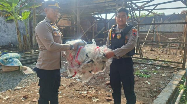 Petugas Polres Pekalongan Kota melakukan olah TKP rumah warga yang rusak akibat ledakan balon udara liar (foto: Pemkot Pekalongan)