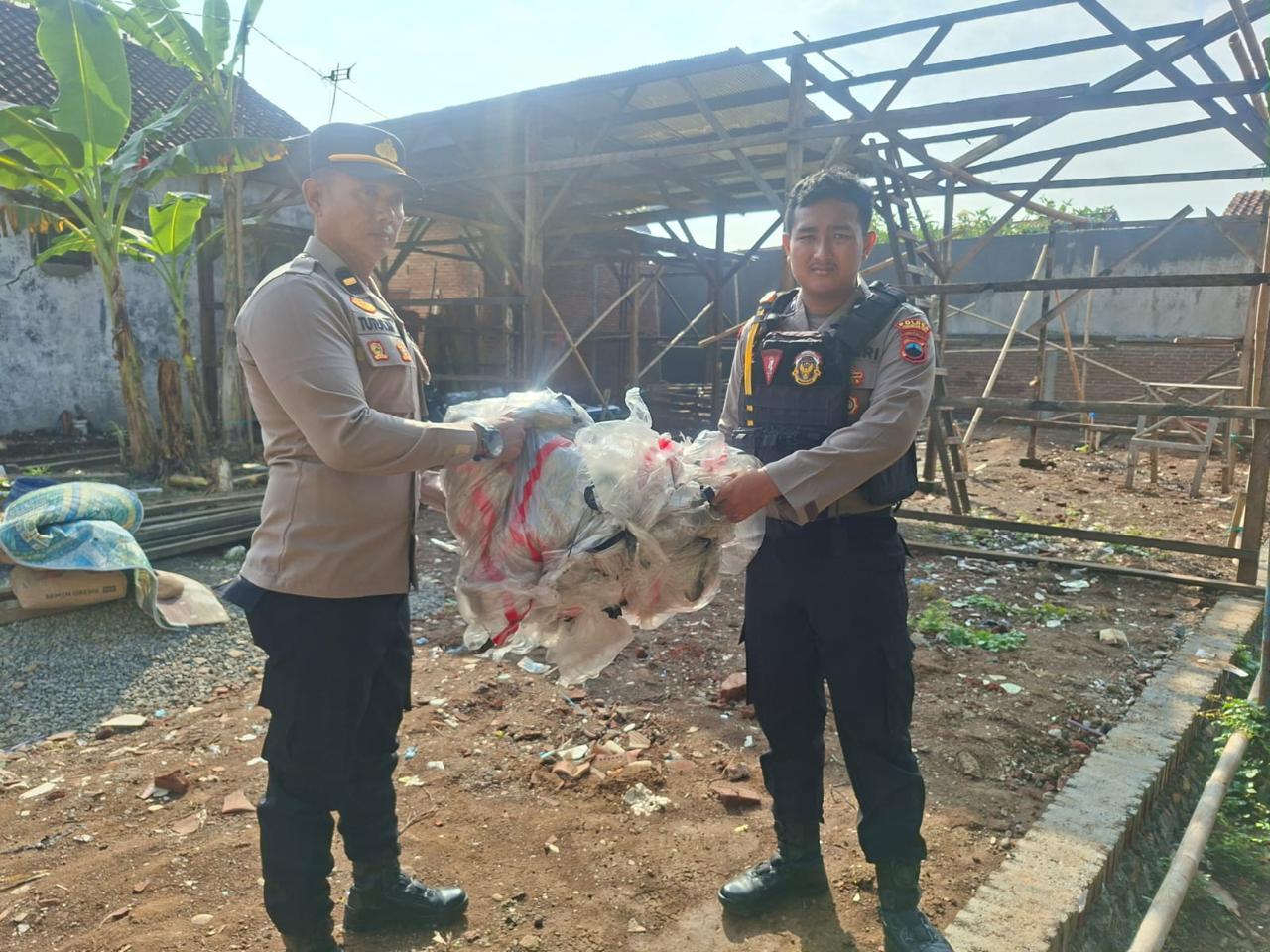 Petugas Polres Pekalongan Kota melakukan olah TKP rumah warga yang rusak akibat ledakan balon udara liar (foto: Pemkot Pekalongan) Petugas Polres Pekalongan Kota melakukan olah TKP rumah warga yang rusak akibat ledakan balon udara liar (foto: Pemkot Pekalongan)
