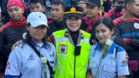 Polwan Polda Jateng membagikan bunga kepada peserta aksi May Day di Semarang (Polda Jateng)