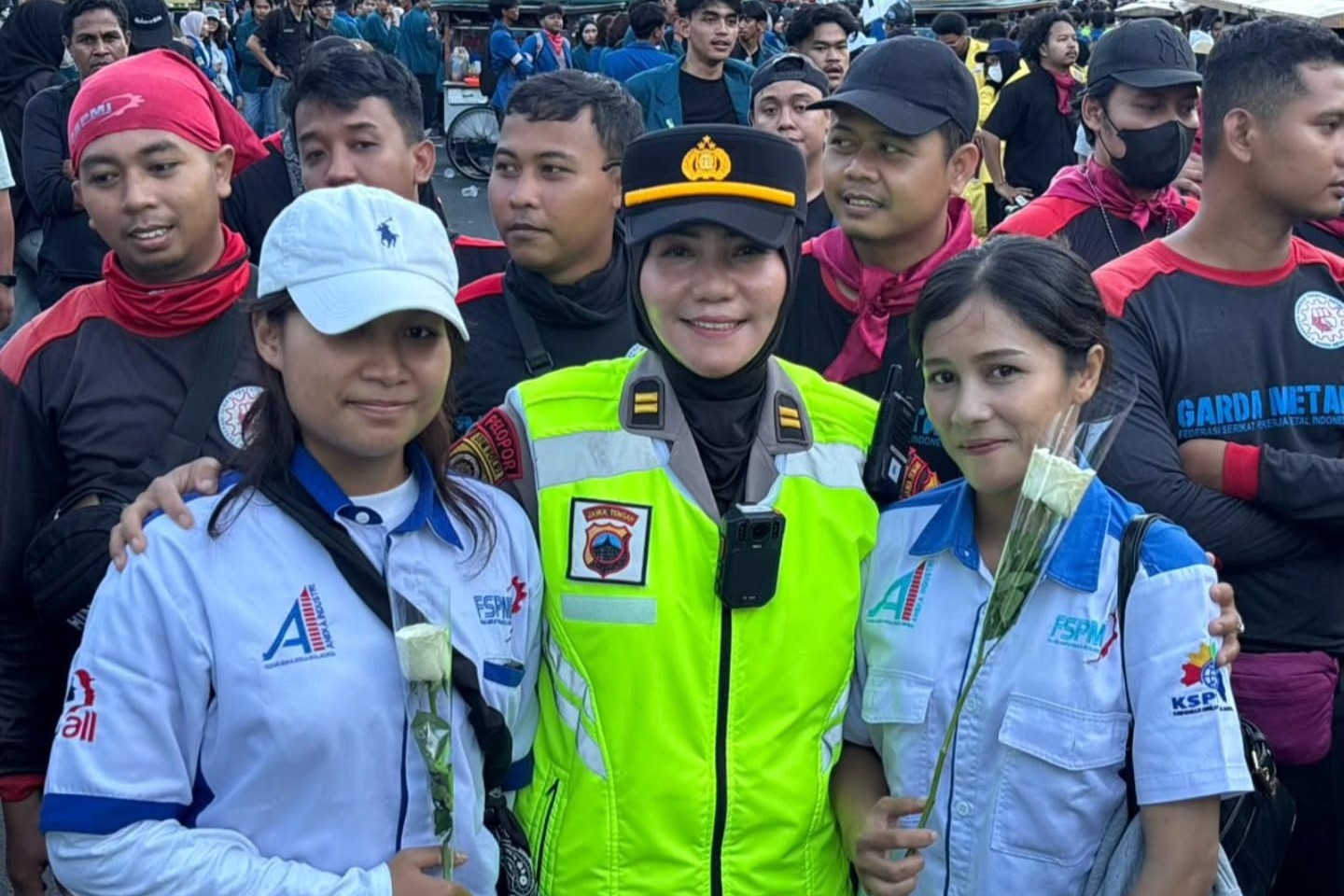 Polwan Polda Jateng membagikan bunga kepada peserta aksi May Day di Semarang (Polda Jateng)