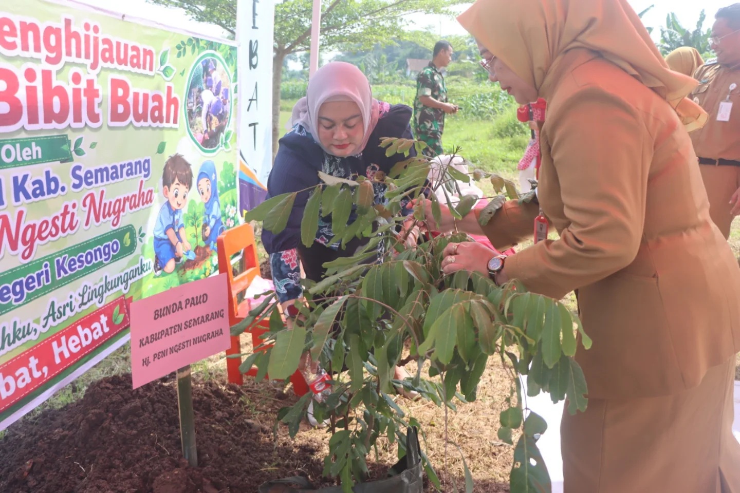 Bunda PAUD Kabupaten Semarang Peni Ngesti Nugraha menanam pohon kelengkeng di TK Negeri Pembina Tuntang (foto: Pemkab Semarang)