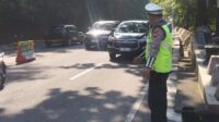 Petugas mengatur lalu lintas di Gombel (foto: Polsek Banyumanik)