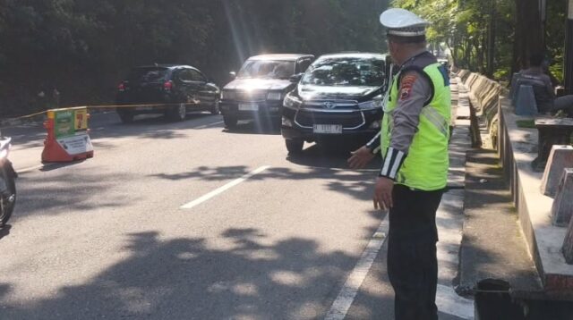 Petugas mengatur lalu lintas di Gombel (foto: Polsek Banyumanik)