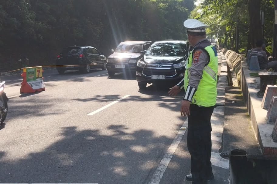 Petugas mengatur lalu lintas di Gombel (foto: Polsek Banyumanik)