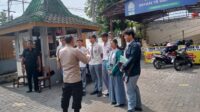 Bhabinkamtibmas Sambiroto memberikan imbauan kamtibmas kepada siswa SMA Negeri 15 Semarang (foto: Polsek Tembalang)