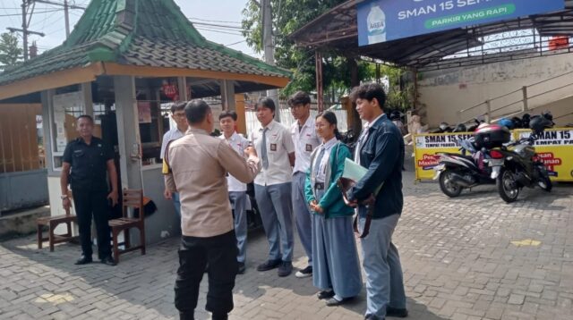 Bhabinkamtibmas Sambiroto memberikan imbauan kamtibmas kepada siswa SMA Negeri 15 Semarang (foto: Polsek Tembalang)