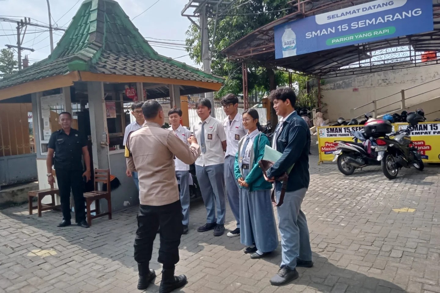 Bhabinkamtibmas Sambiroto memberikan imbauan kamtibmas kepada siswa SMA Negeri 15 Semarang (foto: Polsek Tembalang)