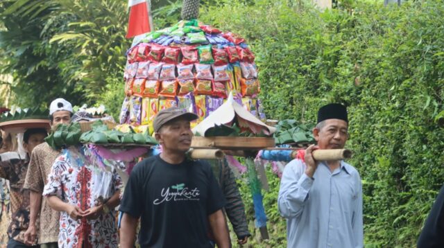 Arak-arakan warga membawa nasi tumpeng menuju mata air Sumber Mas Kali Odo (foto: Pemkab Semarang)