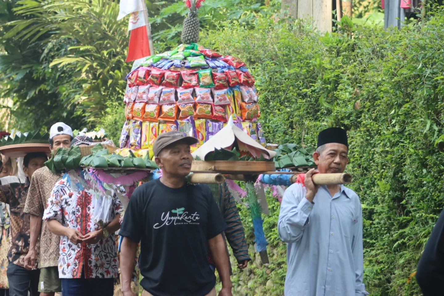 Arak-arakan warga membawa nasi tumpeng menuju mata air Sumber Mas Kali Odo (foto: Pemkab Semarang) Arak-arakan warga membawa nasi tumpeng menuju mata air Sumber Mas Kali Odo (foto: Pemkab Semarang)