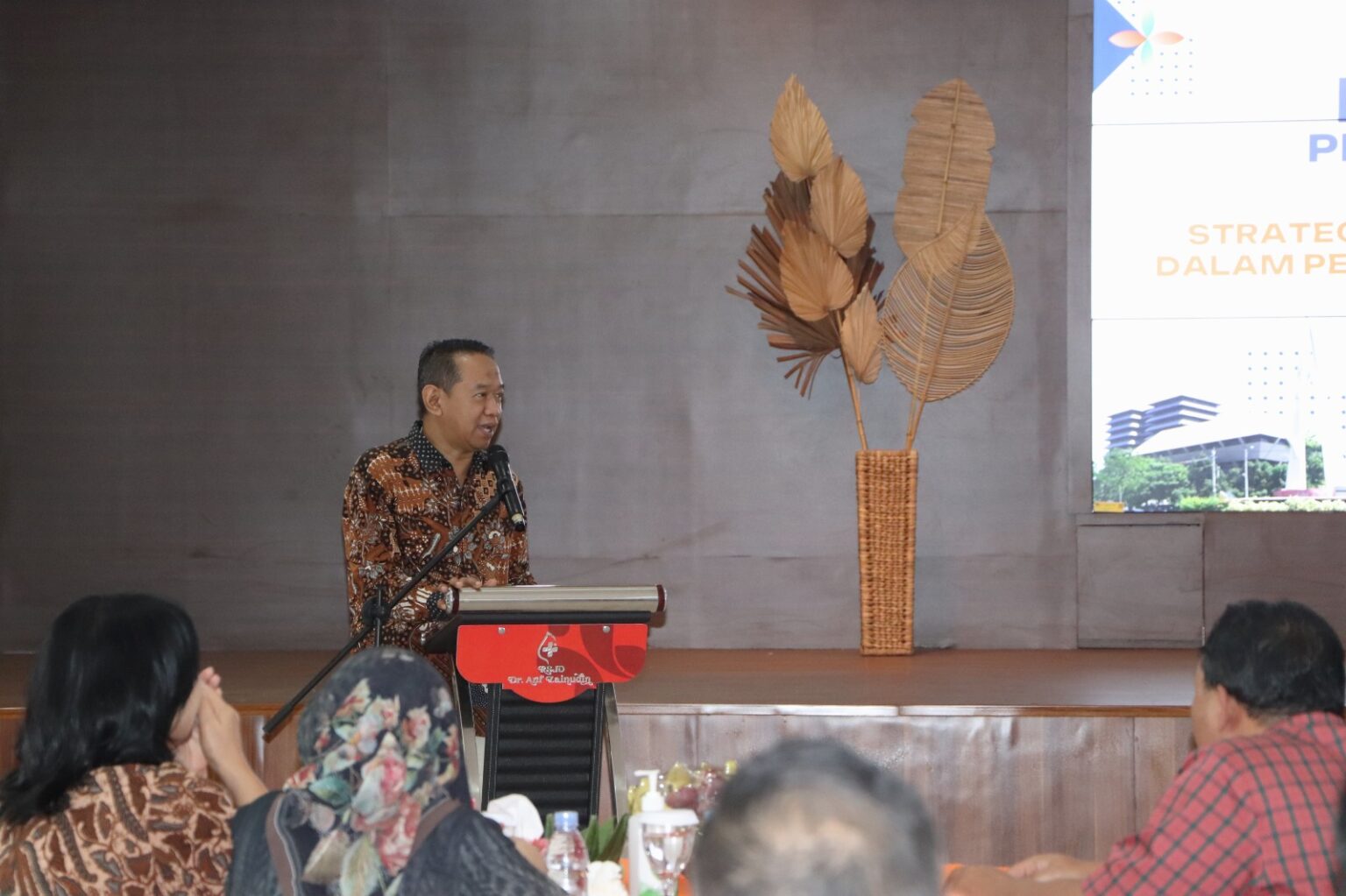 Komisi C DPRD Jateng berdiskusi dengan jajaran RSJD Arif Zainudin Surakarta terkait kinerja pendapatan rumah sakit (foto: DPRD Jateng) Komisi C DPRD Jateng berdiskusi dengan jajaran RSJD Arif Zainudin Surakarta terkait kinerja pendapatan rumah sakit (foto: DPRD Jateng)