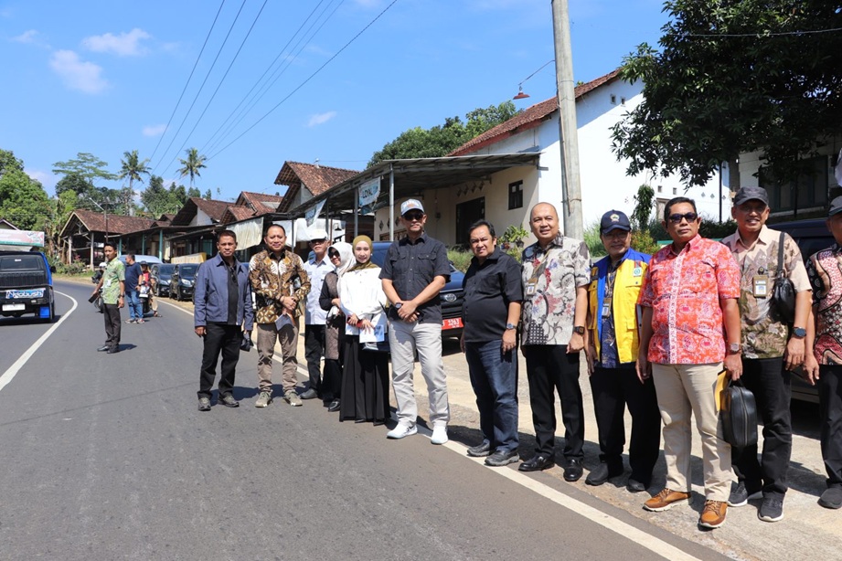 Komisi D DPRD Jateng meninjau ruas Jalan Wonotunggal–Surjo di Kabupaten Batang (foto: DPRD Jateng)