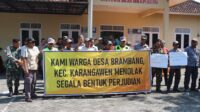 Warga Desa Brambang bersama aparat gabungan saat menyampaikan petisi penolakan perjudian, Minggu 31 Mei 2026 (foto: Pemkab Demak)