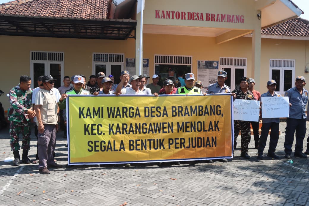 Warga Desa Brambang bersama aparat gabungan saat menyampaikan petisi penolakan perjudian, Minggu 31 Mei 2026 (foto: Pemkab Demak)