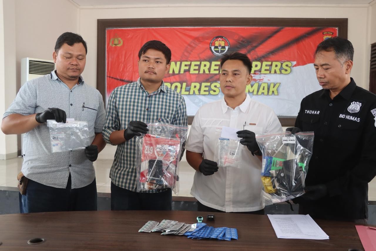 Kasat Resnarkoba Polres Demak menunjukkan barang bukti sabu hasil penangkapan tersangka SR (foto: Pemkab Demak) Kasat Resnarkoba Polres Demak menunjukkan barang bukti sabu hasil penangkapan tersangka SR (foto: Pemkab Demak)